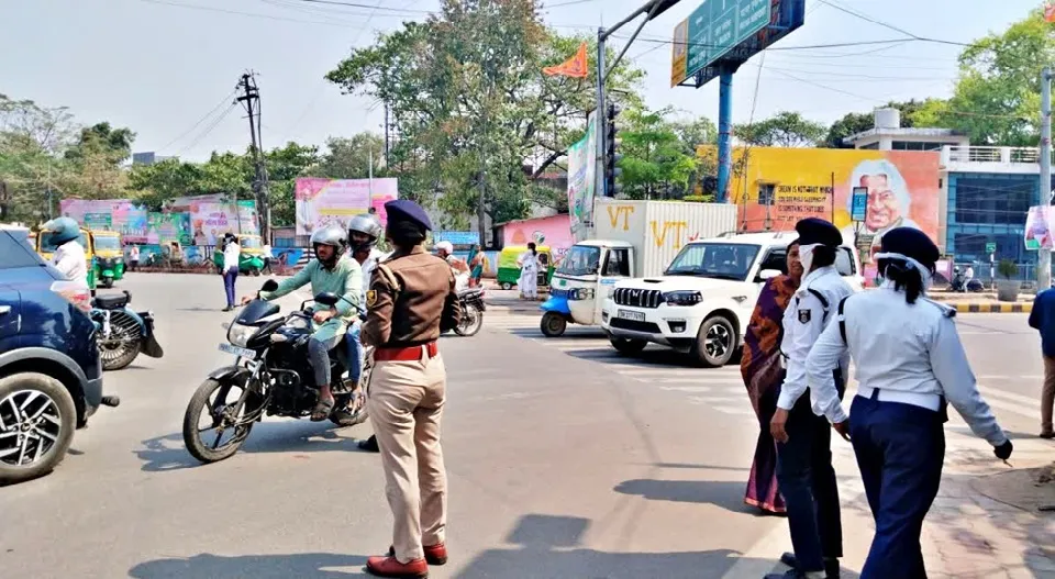 You are currently viewing Lucknow News: लखनऊ में ईद-उल-फितर की धूम, राजधानी में सुरक्षा के अभूतपूर्व इंतजाम, ‘अलर्ट मोड’ पर पुलिस प्रशासन