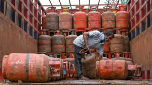 Read more about the article LPG Crisis: रसोई गैस बुकिंग के नियमों में बड़ा बदलाव! अब सिलिंडर के लिए करना होगा लंबा इंतजार