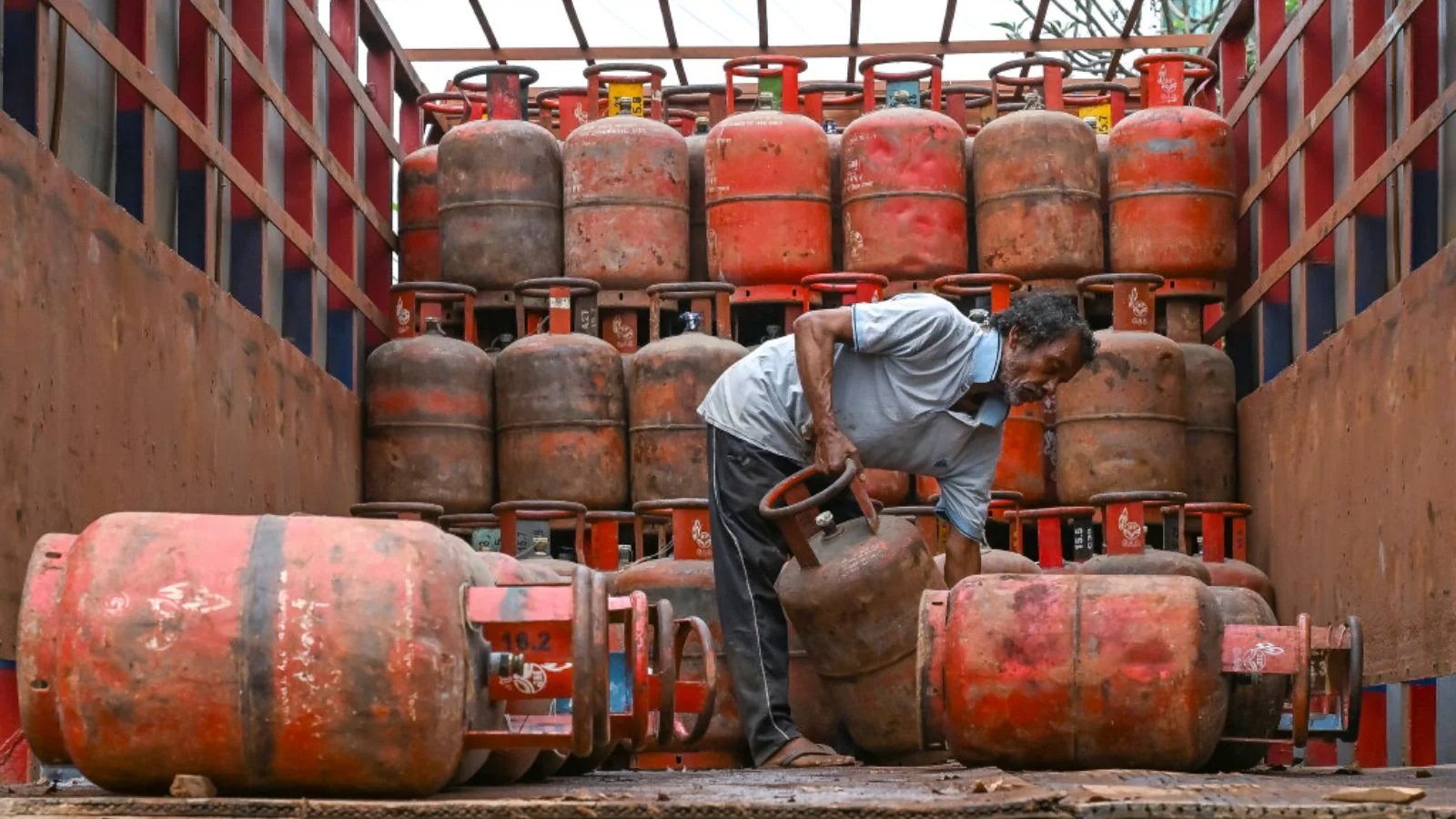 You are currently viewing LPG Crisis: रसोई गैस बुकिंग के नियमों में बड़ा बदलाव! अब सिलिंडर के लिए करना होगा लंबा इंतजार