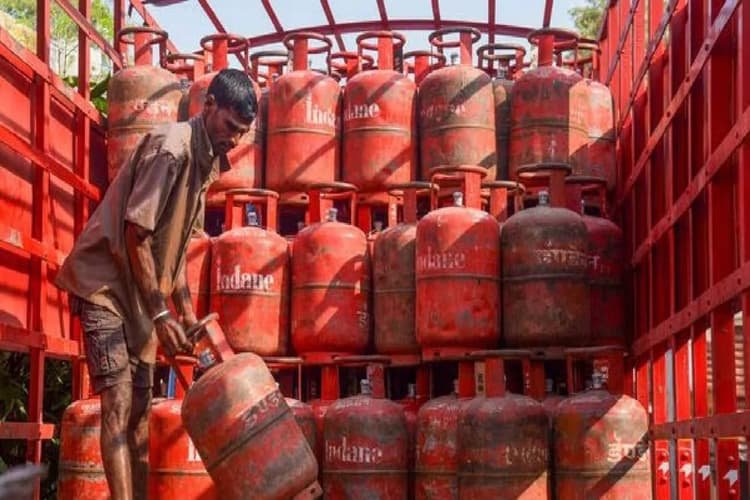 You are currently viewing LPG Shortage: अब 14.2 किलो के बजाय मिल सकता है केवल 10 किलो का रसोई गैस सिलेंडर