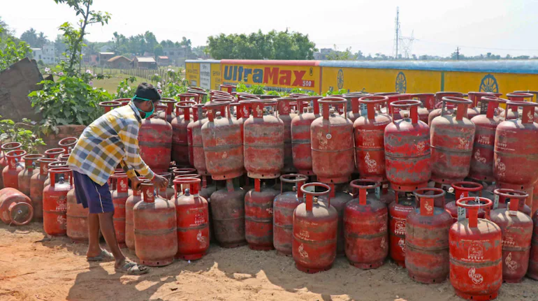 You are currently viewing LPG Crisis: बेंगलुरु में LPG संकट की आहट! गैस सिलेंडर की कमी से होटल-रेस्तरां बंद, केंद्र से हस्तक्षेप की मांग