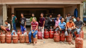 Read more about the article LPG Crisis: सिलेंडर मिलने में हो रही है देरी? यहाँ दर्ज करें अपनी शिकायत