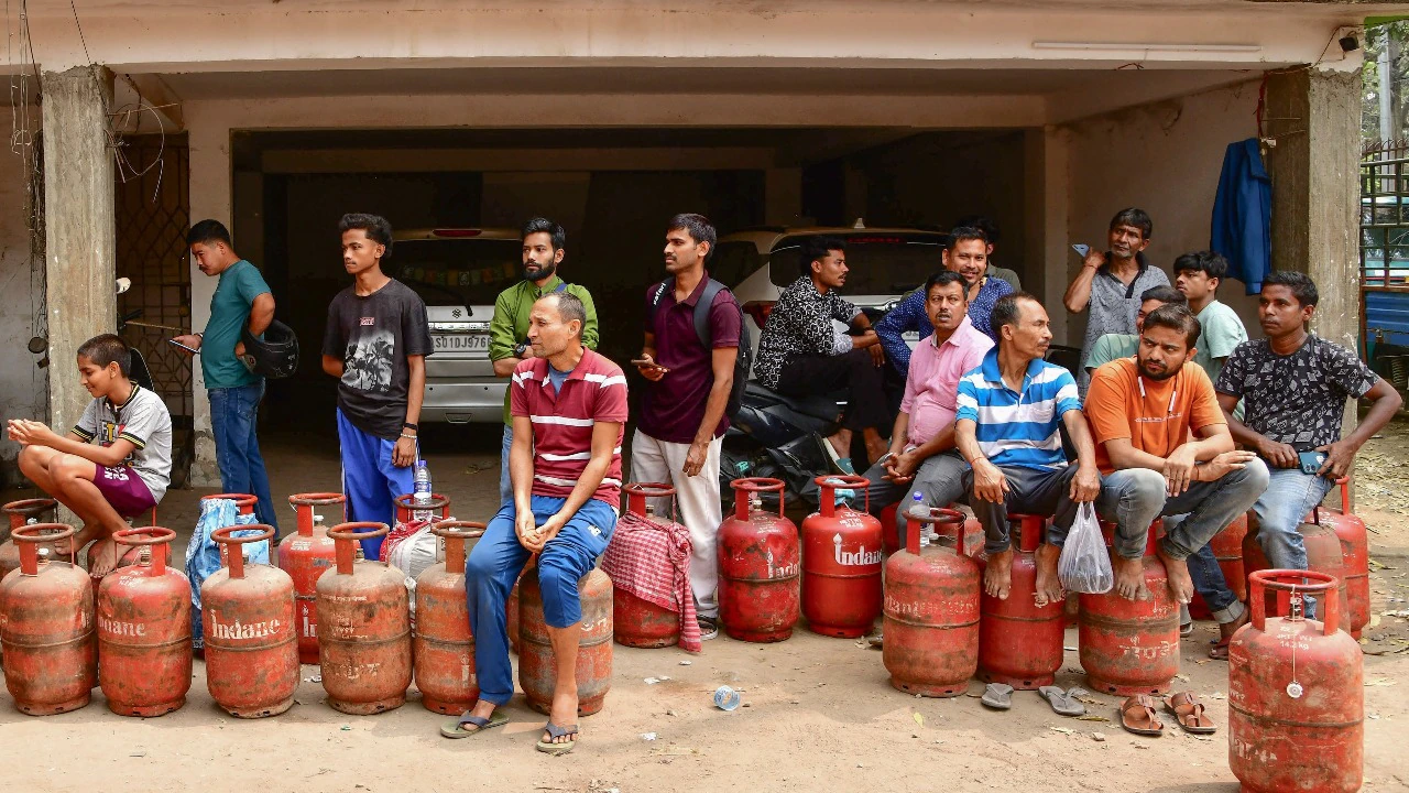 You are currently viewing LPG Crisis: सिलेंडर मिलने में हो रही है देरी? यहाँ दर्ज करें अपनी शिकायत
