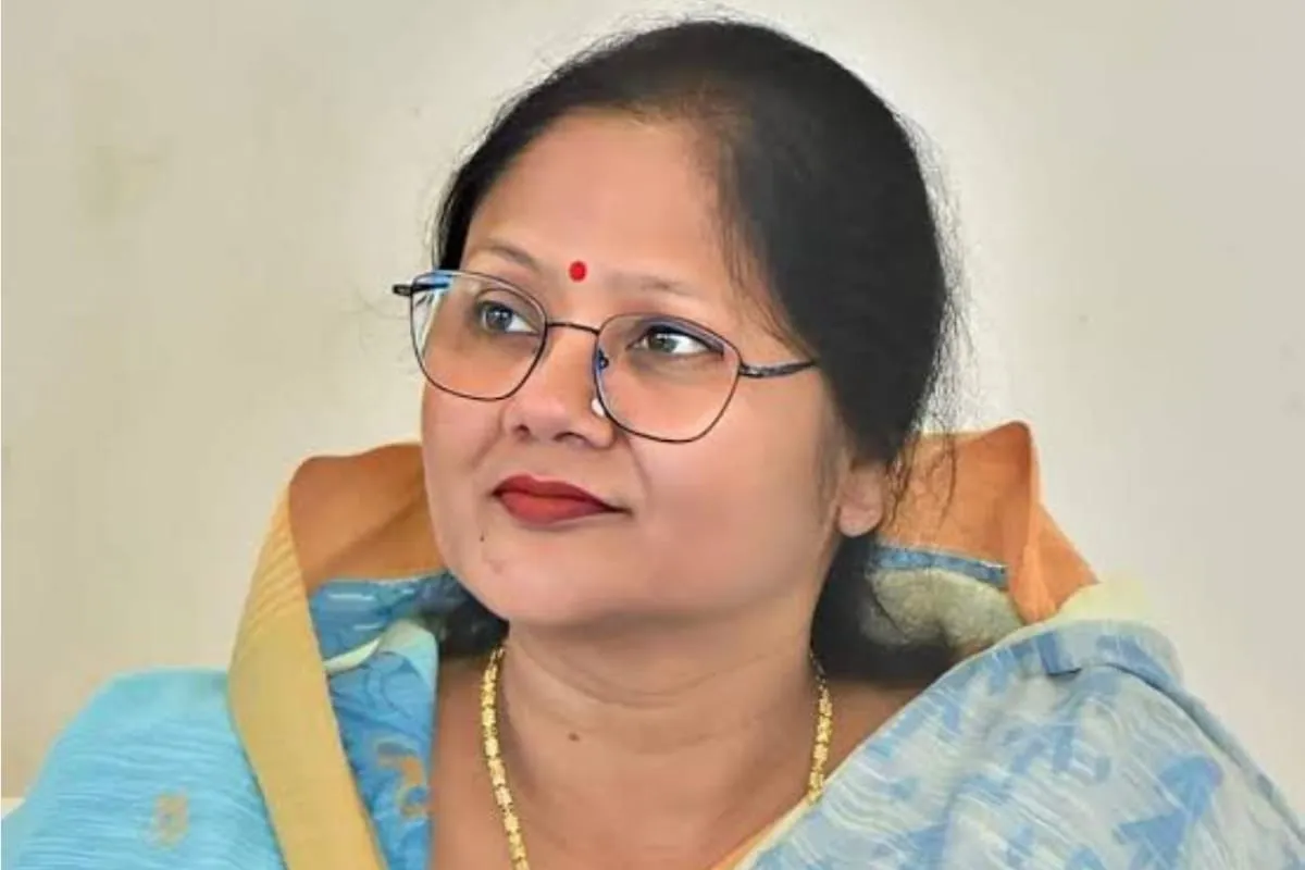 You are currently viewing Bulldozer Action : देवरिया में अवैध निर्माण पर एक्शन, राज्यमंत्री विजय लक्ष्मी गौतम की चहारदीवारी गिराने का आदेश..