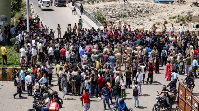 You are currently viewing Noida Voilence : नोएडा हिंसा पर सीपी लक्ष्मी सिंह का कड़ा एक्शन! डीसीपी शैव्या गोयल और एसीपी हटाए गए, जांच में जुटी एसटीएफ