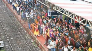 Read more about the article Gujarat News: सूरत के उधना स्टेशन पर यात्रियों का सैलाब! भारी भीड़ के बाद लाठीचार्ज, गर्मी से बेहाल हुए प्रवासी मजदूर