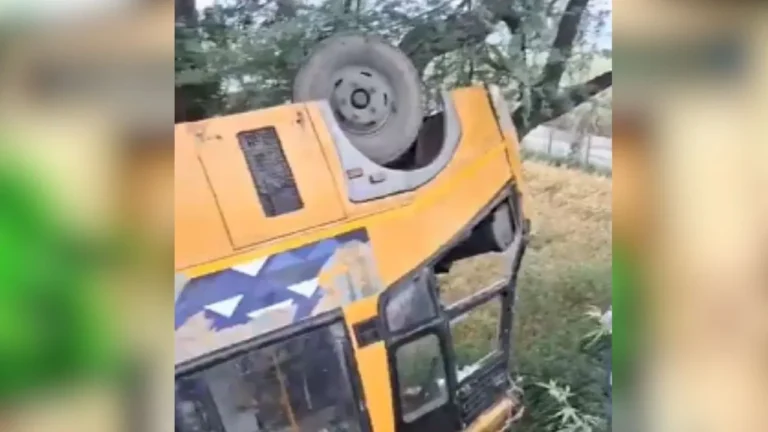 Meerut: मेरठ में बड़ा सड़क हादसा! स्कूली बच्चों से भरी बस काली नदी के पास पलटी, 10 से अधिक घायल