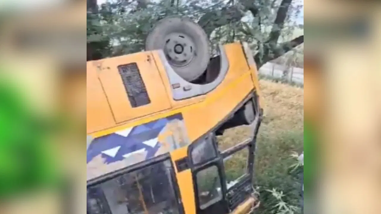 You are currently viewing Meerut: मेरठ में बड़ा सड़क हादसा! स्कूली बच्चों से भरी बस काली नदी के पास पलटी, 10 से अधिक घायल