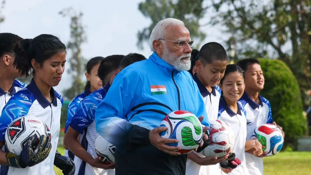 You are currently viewing PM Modi Sikkim Visit: सिक्किम स्थापना दिवस! गंगटोक में पीएम मोदी का ‘फुटबॉल डिप्लोमेसी’ और विकास का संकल्प