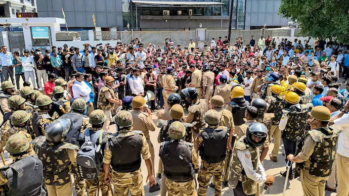 You are currently viewing Noida protest news:  नोएडा में हिंसा के बाद शांति की वापसी! सरकार ने बढ़ाया न्यूनतम वेतन, भारी पुलिस बल तैनात