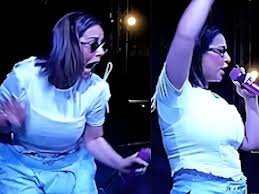 You are currently viewing Sunanda Sharma: गाजियाबाद के RKGIT कॉलेज में सुनंदा शर्मा के साथ हुई अनहोनी! लाइव कॉन्सर्ट में अचानक स्टेज पर चढ़ा छात्र