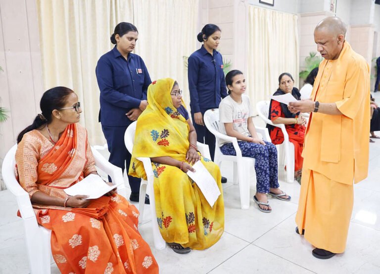 UP News: योगी आदित्यनाथ का ‘जनता दर्शन’, मुख्यमंत्री ने सुनीं प्रदेश भर की फरियादें