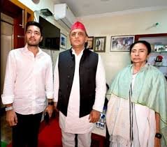 You are currently viewing कोलकाता में अखिलेश-ममता की मुलाकात! ‘दीदी, आप हारी नहीं हैं’ – सपा प्रमुख ने भाजपा पर साधा निशाना