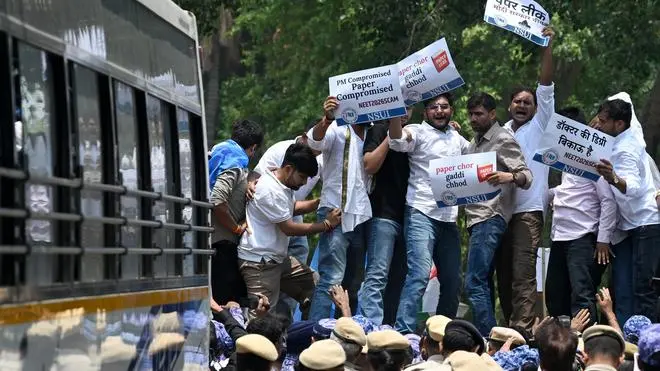 You are currently viewing NEET Paper Leak: परीक्षा को फुलप्रूफ बनाने के लिए सेना को मिल सकती है प्रश्नपत्रों की सुरक्षा की जिम्मेदारी
