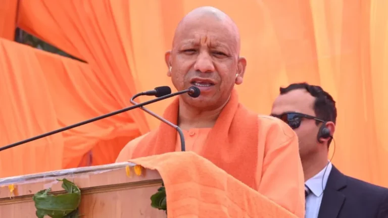 UP News: सीएम योगी ने दी करोड़ों की सौगात, लाभार्थियों को बांटे चेक और टूलकिट