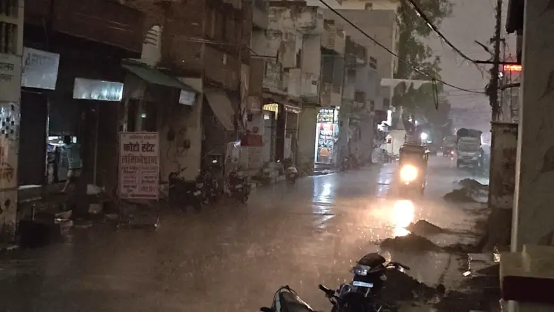 You are currently viewing UP Weather Havoc: यूपी में कुदरत का कहर! आंधी, तूफान और आसमानी बिजली से भारी तबाही, अब तक 16 की मौत