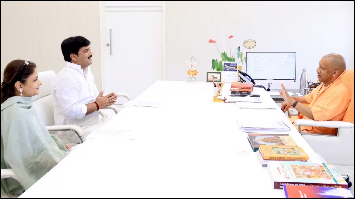 You are currently viewing UP Politics: यूपी की सियासत में ‘जौनपुर’ बना नया केंद्र! श्रीकला रेड्डी और सीएम योगी की मुलाकात से मची हलचल