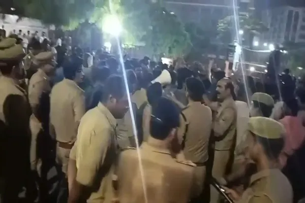 You are currently viewing Lucknow News: BBD यूनिवर्सिटी हॉस्टल में बवाल! बाहर से नॉनवेज मंगाने पर छात्र की पिटाई, रातभर हुआ हंगामा