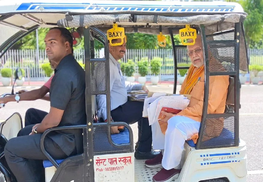 You are currently viewing UP News: सादगी की मिसाल! ई-रिक्शा से विधानसभा पहुंचे यूपी के वित्त मंत्री सुरेश खन्ना, दिया बड़ा संदेश