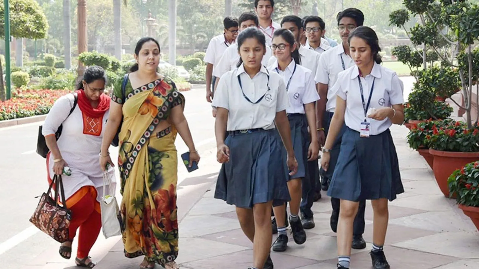 You are currently viewing School Closed: उत्तर प्रदेश में भीषण गर्मी और लू का कहर, योगी सरकार ने 20 मई से की स्कूलों में छुट्टियों की घोषणा