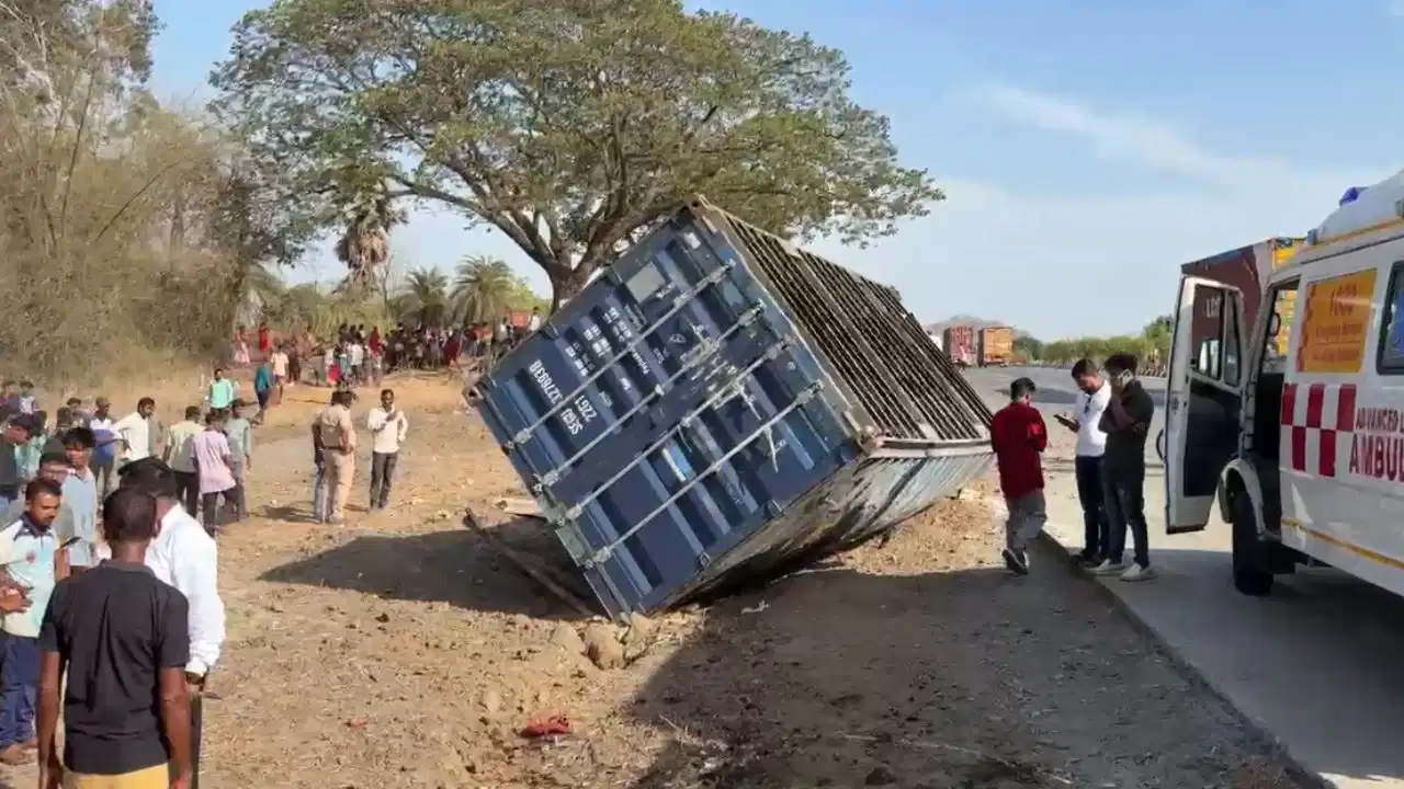 You are currently viewing Palghar Road Accident: सगाई समारोह में जा रहे टेम्पो को कंटेनर ने मारी टक्कर; 12 की मौत, 25 घायल