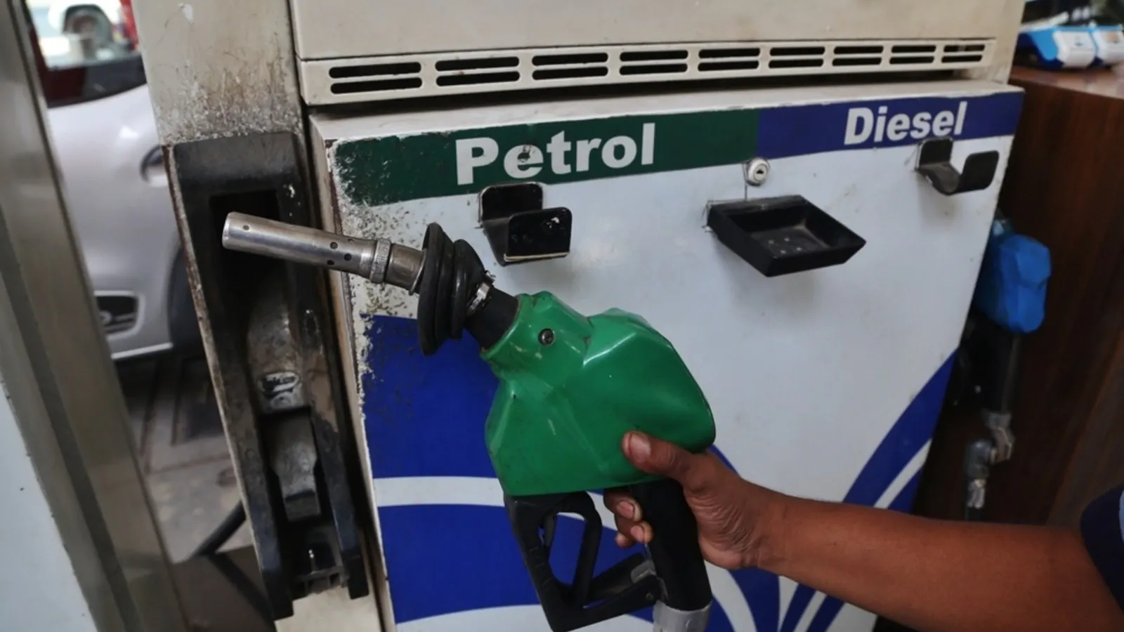 You are currently viewing Petrol-Diesel Price Hike: महंगाई की मार! कच्चे तेल में उबाल से पेट्रोल-डीजल के दाम आसमान पर, विपक्ष भड़का