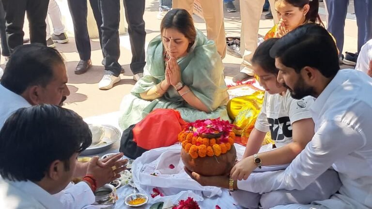 Prateek Yadav Death: मुलायम सिंह यादव के छोटे बेटे प्रतीक यादव की अस्थियां गंगा में विसर्जित, हरिद्वार के वीआईपी घाट पर भावुक हुआ परिवार