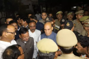 Read more about the article Lucknow Fire: रक्षा मंत्री राजनाथ सिंह देर रात पहुंचे घटनास्थल, केजीएमयू में घायलों का इलाज जारी
