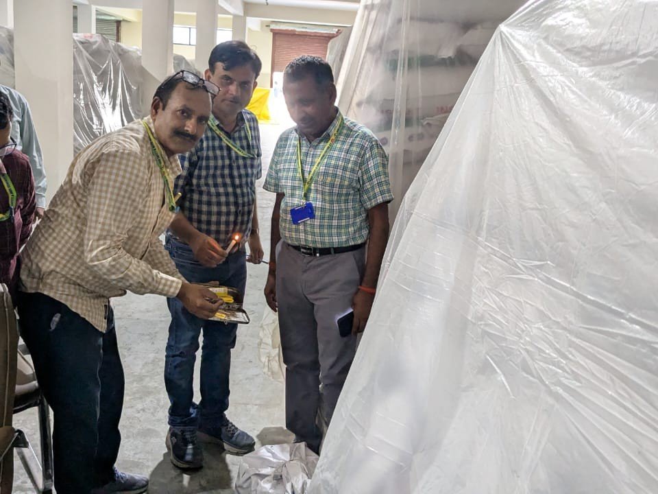 You are currently viewing Kanpur Dehat Ghee Seized: भोले बाबा मिल्कफूड फैक्ट्री से 9.44 करोड़ का घी जब्त, 13 सैंपल लैब भेजे