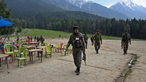 You are currently viewing Pahalgam Terror Attack: पहलगाम आतंकी हमले की जांच में बड़ा खुलासा, पाकिस्तान से जुड़े मोबाइल कनेक्शन ने बढ़ाई जांच की दिशा