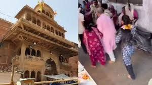 Mathura Accident: बांके बिहारी मंदिर के पास बड़ा हादसा! कमजोर छज्जे पर बैठे दर्जनों बंदर, भरभराकर नीचे गिरने से कई श्रद्धालु गंभीर रूप से घायल