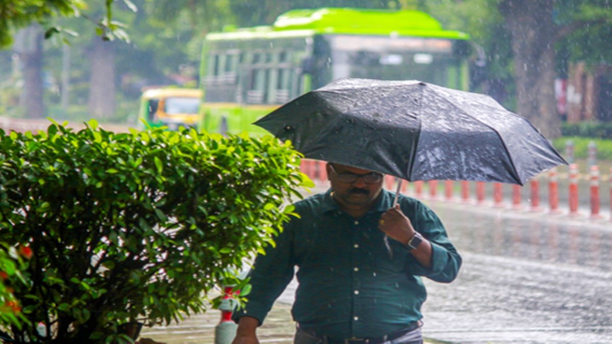 You are currently viewing Weather Update: दिल्ली-एनसीआर में बदला मौसम का मिजाज, भीषण गर्मी से राहत के बीच आंधी और बारिश का अलर्ट