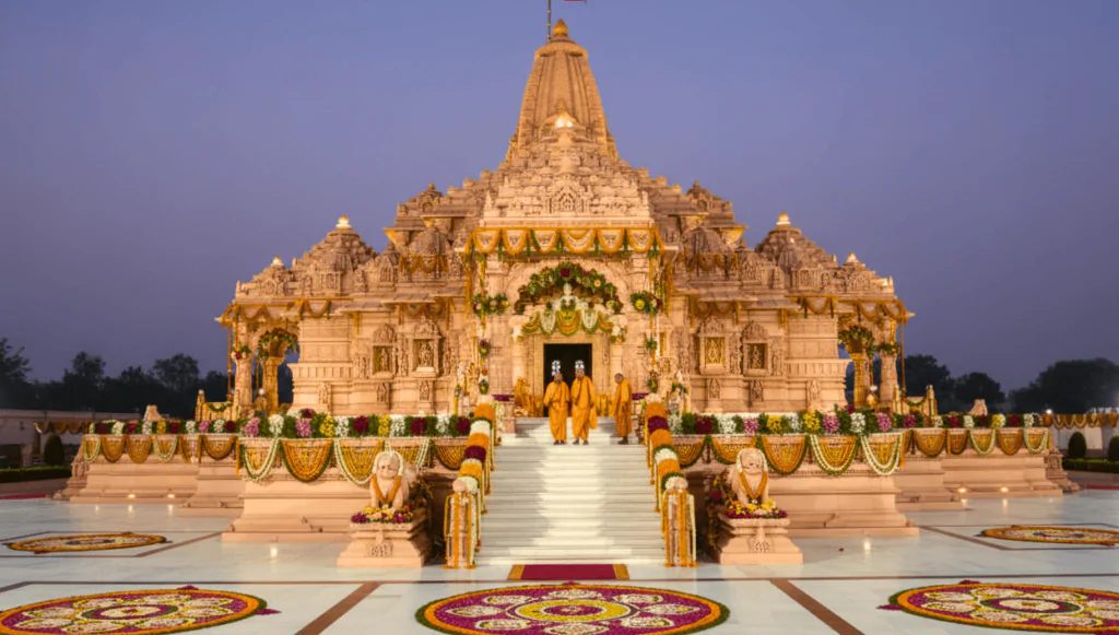 You are currently viewing Ayodhya Ram Mandir: राम मंदिर में अब खाली हाथ ही जा सकेंगे कर्मचारी, ट्रस्ट ने अचानक क्यों लागू किए ये सख्त नियम?