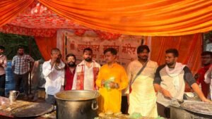 Read more about the article Lucknow News: लखनऊ के एकांतेश्वर महादेव मंदिर में गूंजे हनुमान जी के जयकारे, भव्य भंडारे के साथ संपन्न हुआ धार्मिक उत्सव
