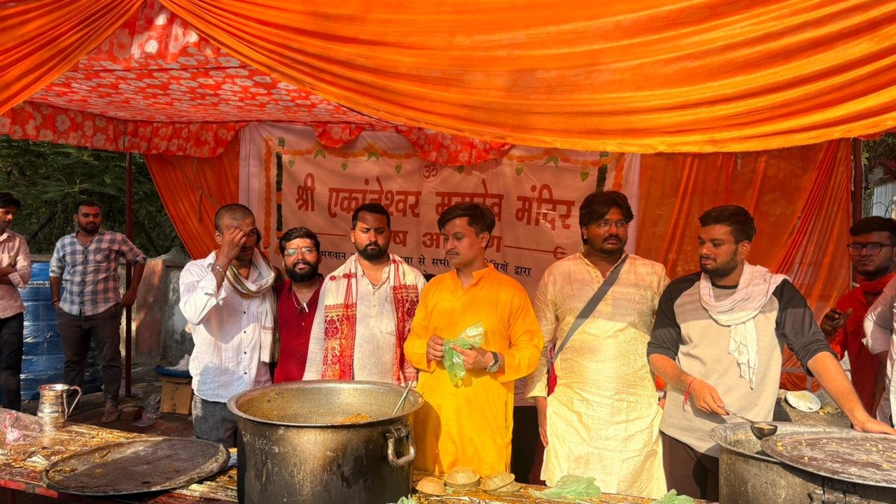 You are currently viewing Lucknow News: लखनऊ के एकांतेश्वर महादेव मंदिर में गूंजे हनुमान जी के जयकारे, भव्य भंडारे के साथ संपन्न हुआ धार्मिक उत्सव