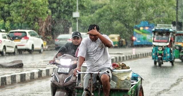 You are currently viewing Delhi Weather: दिल्ली-एनसीआर में मानसून की आहट! उमस भरी गर्मी से मिलेगी राहत, मौसम विभाग ने जताया बारिश का अनुमा