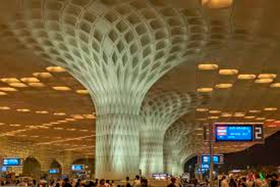You are currently viewing Mumbai Airport Bomb Threat: मुंबई एयरपोर्ट को उड़ाने की धमकी से हड़कंप! अज्ञात ईमेल ने उड़ाई सुरक्षा एजेंसियों की नींद!