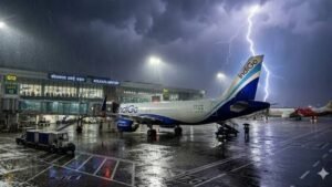 Read more about the article Indigo Plane Accident: रनवे पर खड़े विमान पर अचानक गिरी कड़कती बिजली, ठप हुआ पावर सिस्टम, यात्री सहमे