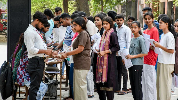 You are currently viewing NEET-UG 2026: देश के 5,000 से अधिक केंद्रों पर आज दोबारा परीक्षा, पेपर लीक रोकने के लिए NTA ने चक्रव्यूह किया तैयार