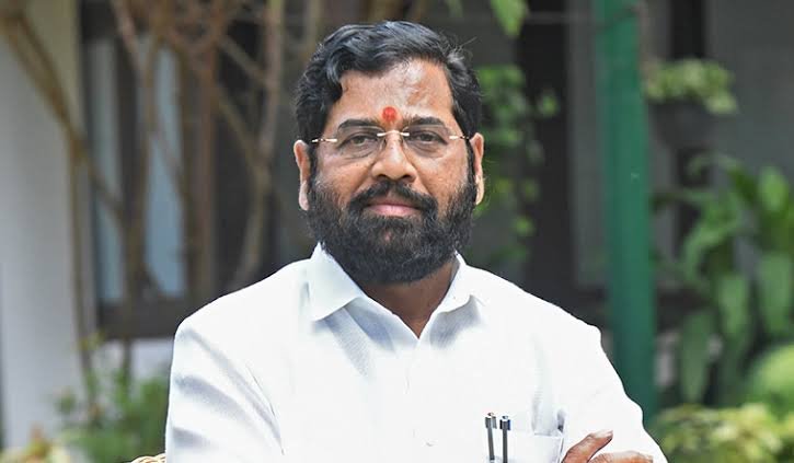 You are currently viewing Maharashtra Politics: “वह तो सिर्फ एक कंपाउंडर है…” संजय राउत की धमकी पर डिप्टी सीएम एकनाथ शिंदे का करारा पलटवार
