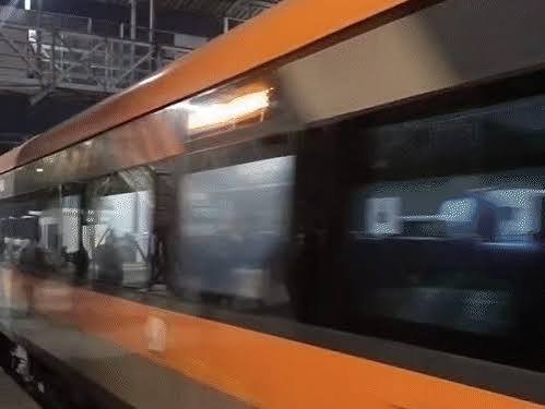 You are currently viewing Vande Bharat Engine Fail: वाराणसी-रांची वंदे भारत ट्रेन में बड़ा ब्रेकडाउन! न खाना मिला न पानी, रोहतास में हलकान हुए वीआईपी पैसेंजर्स