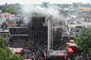 Read more about the article Lucknow Fire: “तार छूटा और मैं सीधे नीचे गिरी…” लखनऊ हादसे में मौत के मुंह से लौटी छात्रा की आपबीती सुन कांप उठेगी रूह