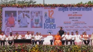 Read more about the article International Yoga Day 2026: झाँसी में मुख्यमंत्री योगी आदित्यनाथ ने किया योगाभ्यास, आयुष पत्रिका का किया विमोचन