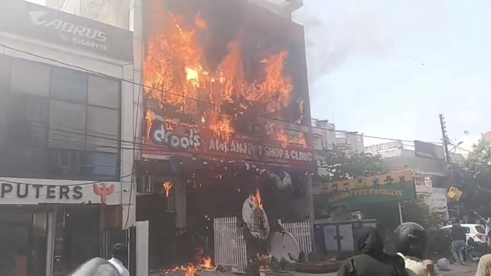 You are currently viewing Lucknow Coaching Fire: जहां गूंजनी थी शहनाइयां, वहां पसरा मातम; नीलेश और अनामिका के सुनहरे सपनों का दर्दनाक अंत