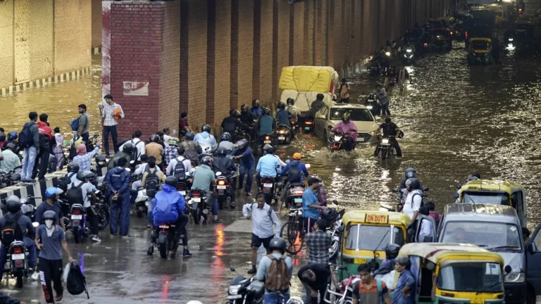 UP School Closed: गाजियाबाद, मथुरा और हाथरस में भारी बारिश के बाद स्कूल बंद, IMD का पूरे प्रदेश में अलर्ट