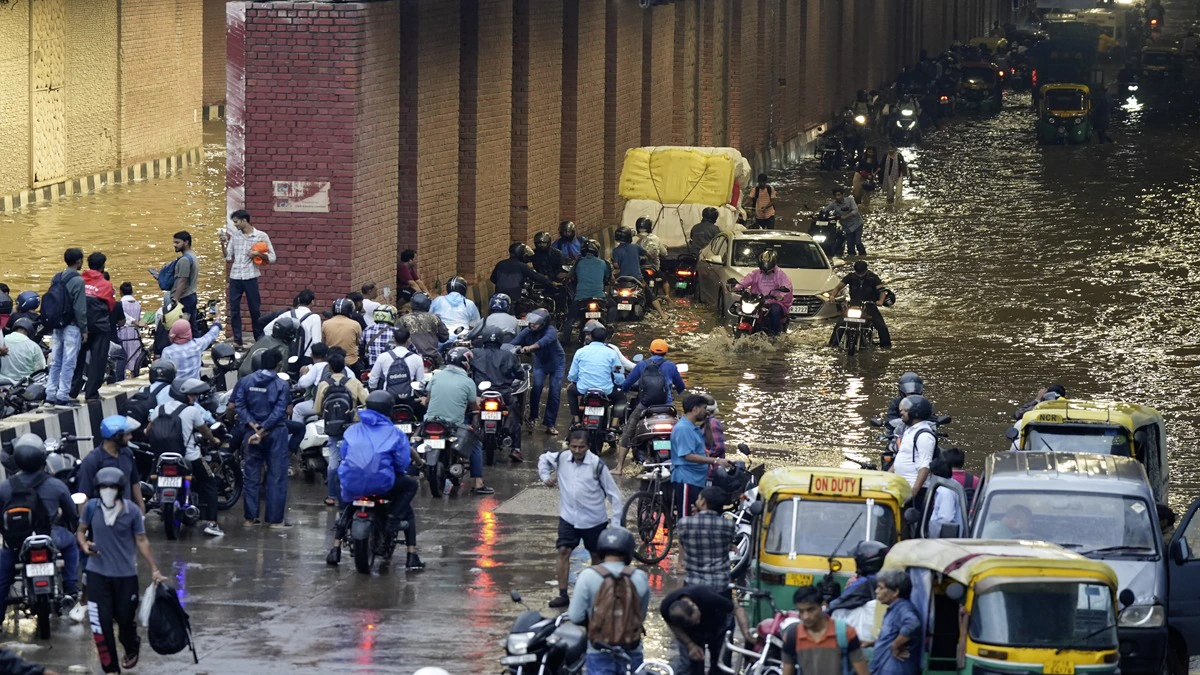 You are currently viewing UP School Closed: गाजियाबाद, मथुरा और हाथरस में भारी बारिश के बाद स्कूल बंद, IMD का पूरे प्रदेश में अलर्ट