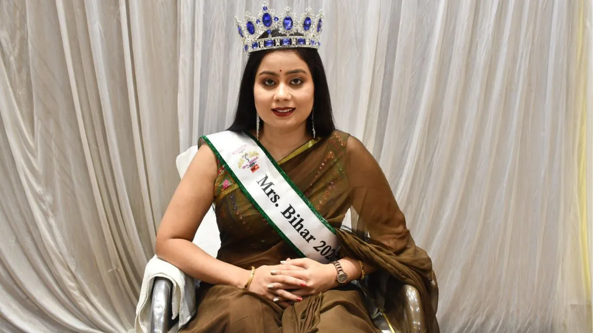 You are currently viewing Soni Gupta Muzaffarpur Winner : मुजफ्फरपुर की बहू सोनी गुप्ता के सिर सजा ‘मिसेज बिहार 2026’ का ताज, शादी के 17 साल और 3 बच्चों के बाद पूरा किया अपना सपना
