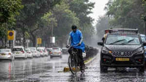 Read more about the article Delhi NCR Weather Update: दिल्ली-एनसीआर में बादलों की गरज के साथ भारी बारिश, उमस से मिली राहत