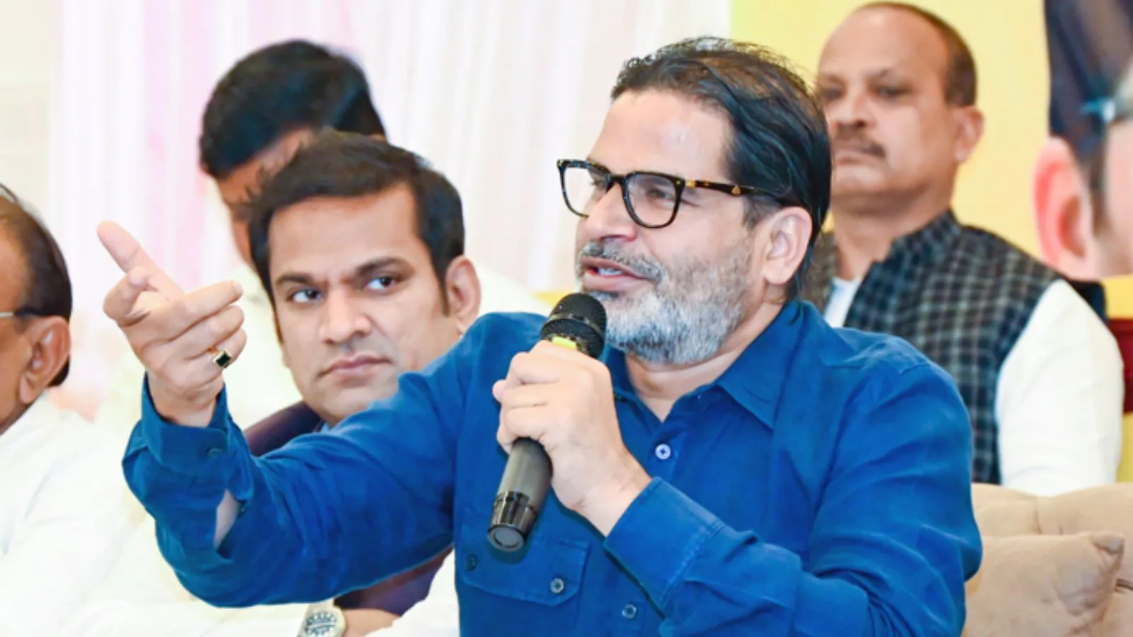 You are currently viewing Prashant Kishor in Bankipur By Poll: बांकीपुर उपचुनाव से पहले प्रशांत किशोर का C-7 फॉर्म लीक, 8 मुकदमों की सच्चाई ने उड़ाए होश