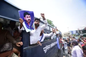 Read more about the article Lucknow Protest: लखनऊ में भीम आर्मी का प्रदर्शन! धर्मेंद्र प्रधान के इस्तीफे की मांग, कई छात्र और पदाधिकारी हिरासत में